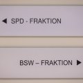 Wegweiser zu den Fraktionsbüros von SPD und BSW