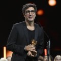 Regisseur İlker Çatak mit dem Goldenen Bären der Berlinale
