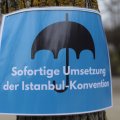 Ein blauer Aufkleber mit einem schwarzen Schirm und dem Satz "Sofortige Umsetzung der Istanbul-Konvention"