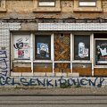 Eine Schrottimmobilie in Gelsenkirchen: Die Fassade ist beschmiert und bröckelt, das Objekt sieht unbewohnt aus.