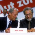 Willy Brandt und Erhard Eppler im Gespräch auf dem Parteitag 1986