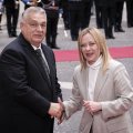 Händeschütteln von Viktor Orbán und Giorgia Meloni