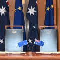Länderflaggen von Europa und Australien, die nebeneinander hängen