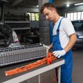 Ein junger Auszubildender bei der Arbeit.