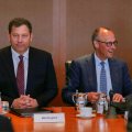 Lars Klingbeil und Friedrich Merz sitzen nebeneinander am Kabinettstisch.