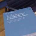 Gutachten "Ist die Alternative für Deutschland verfassungswidrig?" liegt auf einem Tisch
