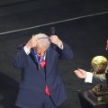 US-Präsident Donald Trump soll den FIFA-Friedenspreis von deren Boss Gianni Infantino bekommen und hängt sich die Medaille kurzerhand selbst um.