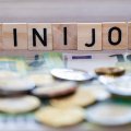 Das Wort "Minijob", davor verschiedene Euromünzen