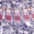 500-Euro-Scheine hängen an einer Wäscheleine