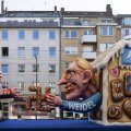 Ein Karnevalswagen mit einer Figur von Alice Weidel, die versucht, Erstwähler anzulocken.