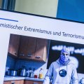 Bildschirm mit der Zeichnung eines Bombenbauers
