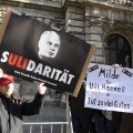 Demonstranten halten solidarische Plakate für den Steuerhinterzieher Uli Hoeneß hoch
