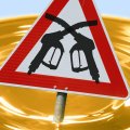 Achtung-Schild mit gekreuzten Zapfpistolen