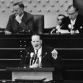 Herbert Wehner in den 50er Jahren im Bundestag: Alt-Nazi Wolfgang Hedler aus dem Parlament geprügelt