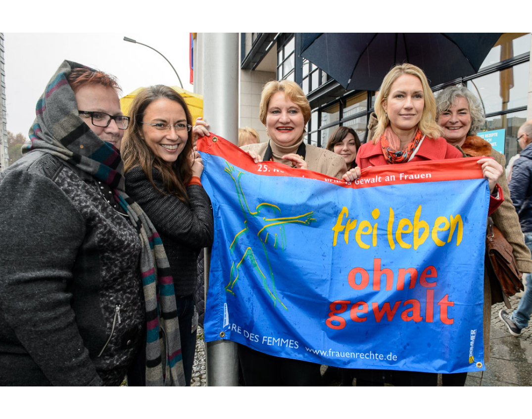 Sozialdemokratinnen hissen die Fahne „frei leben - ohne Gewalt“ vor dem Willy-Brandt-Haus.