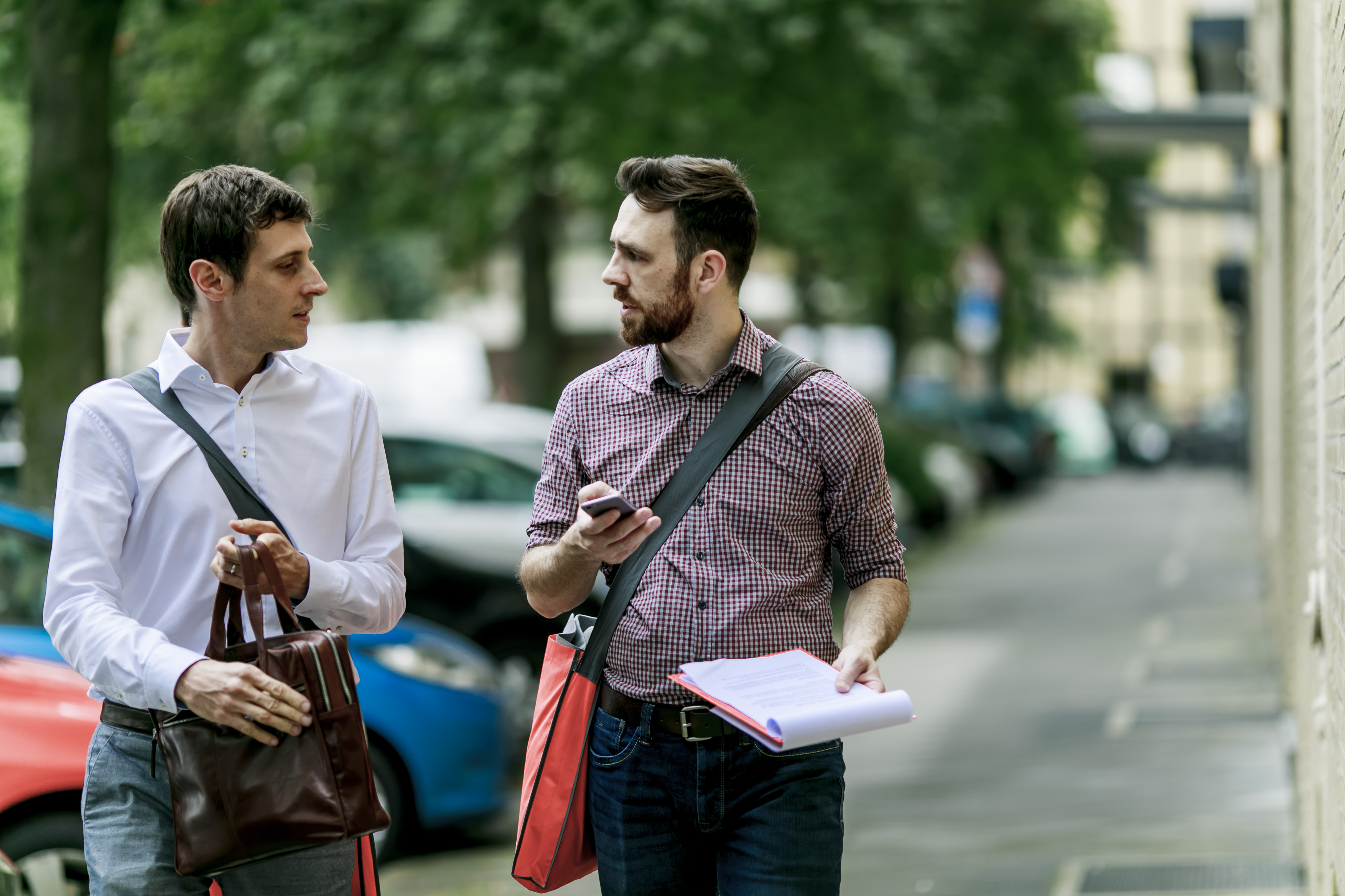 70 Türen in zwei Stunden: Marc Schneider (l.) und Christoph Spielmann aus dem Team von Andreas Rimkus im Tür-zu-Tür-Wahlkampf in Düsseldorf