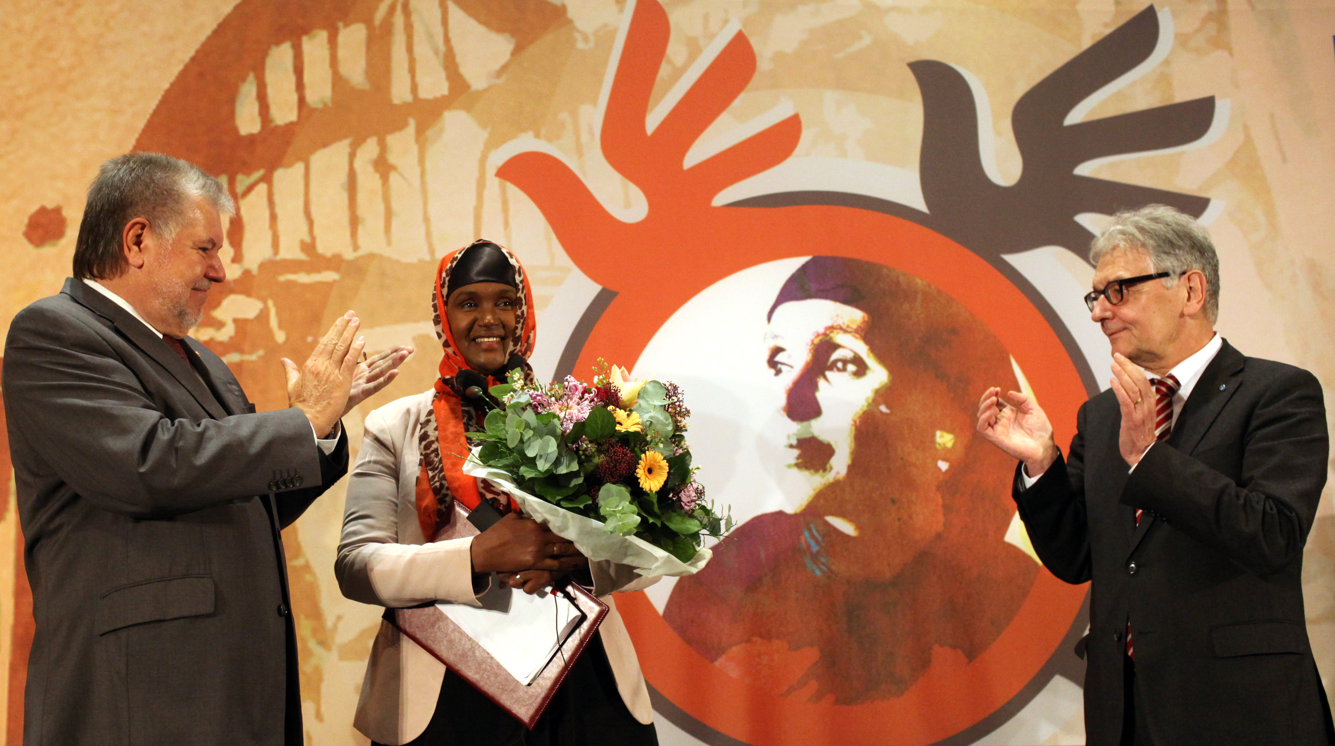 Fartuun Adan zwischen den Gratulanten Kurt Beck und Christoph Strässer 