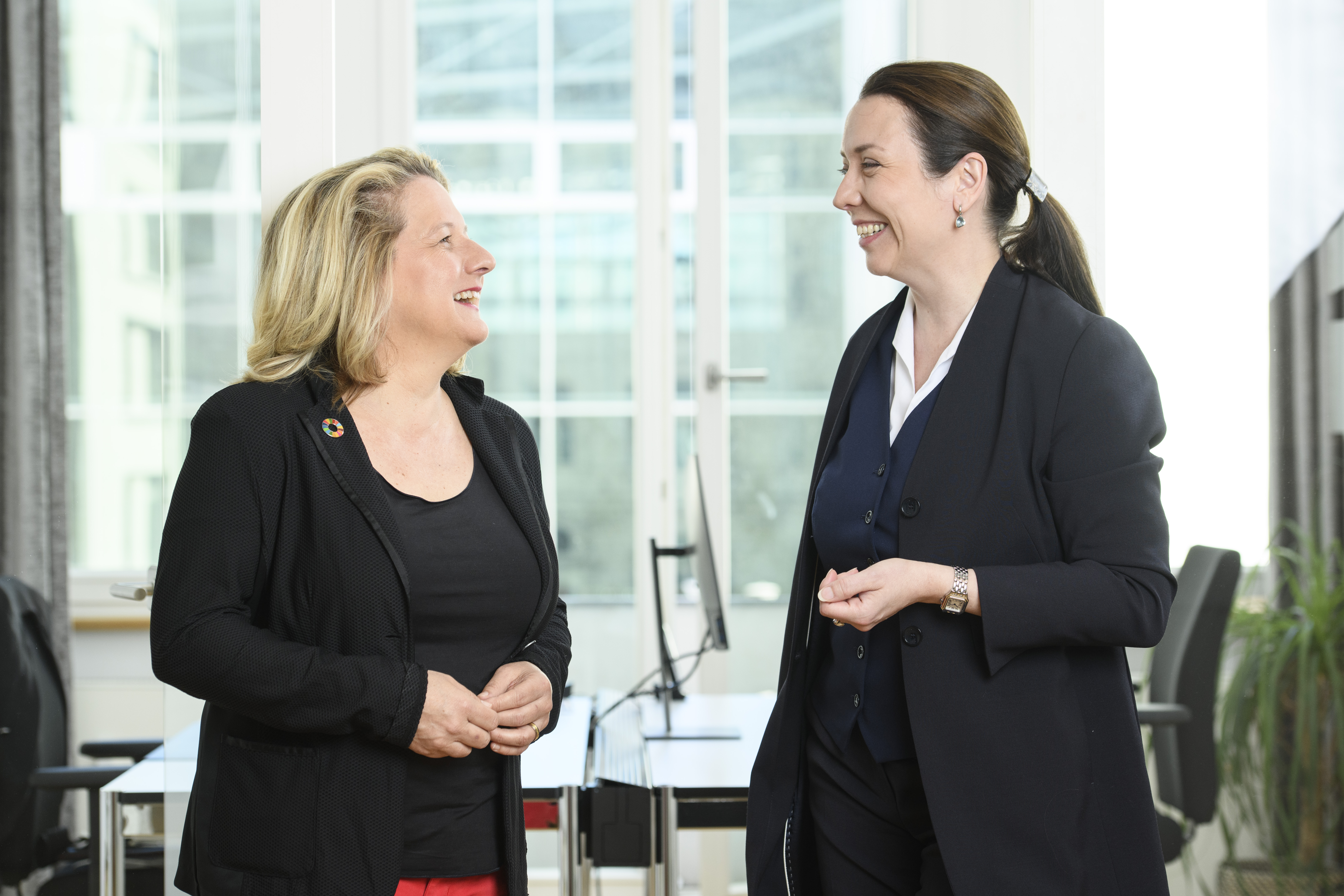 Machen sich für mehr Frauen in Führungspositionen stark: Bundesministerin Svenja Schulze (l.) und die Präsidentin des SPD-Wirtschaftsforums Ines Zenke