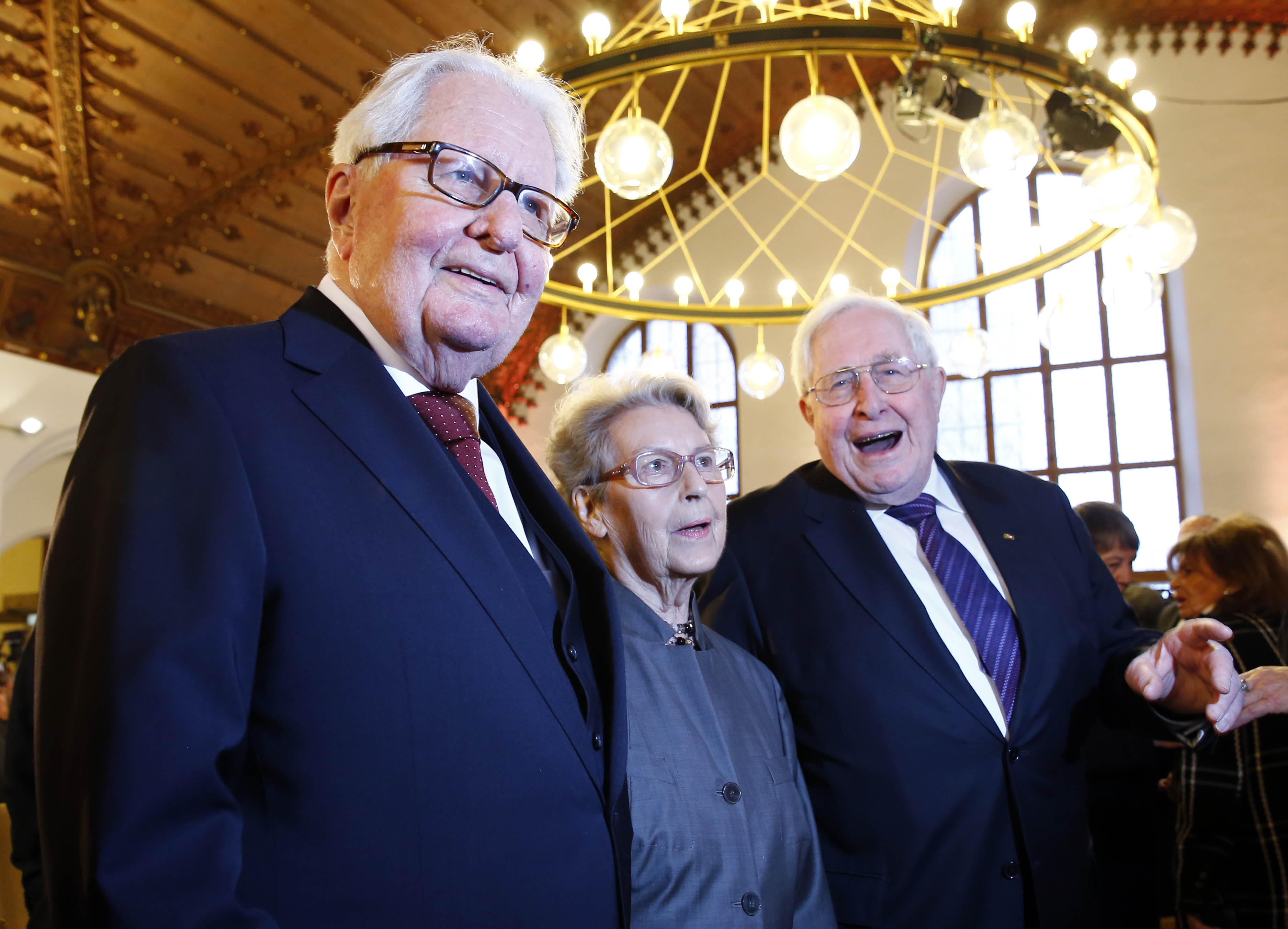 Feier zum 90. Geburtstag 2016: Jubilar Hans-Jochen Vogel mit Frau Liselotte und Bruder Bernhard Vogel