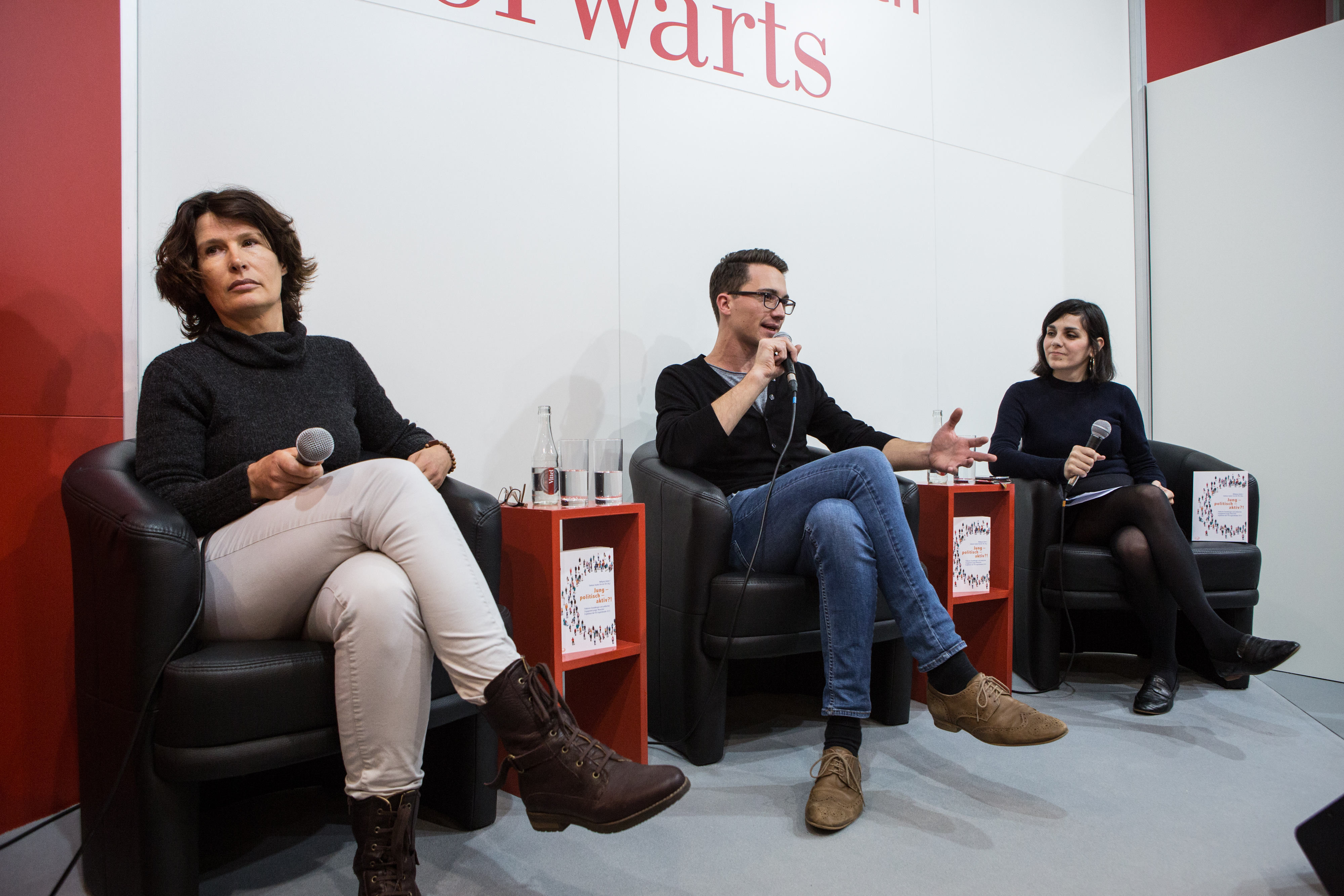 Stefanie Hanke und Immanuel Benz am vorwärts-Stand auf der Frankfurter Buchmesse