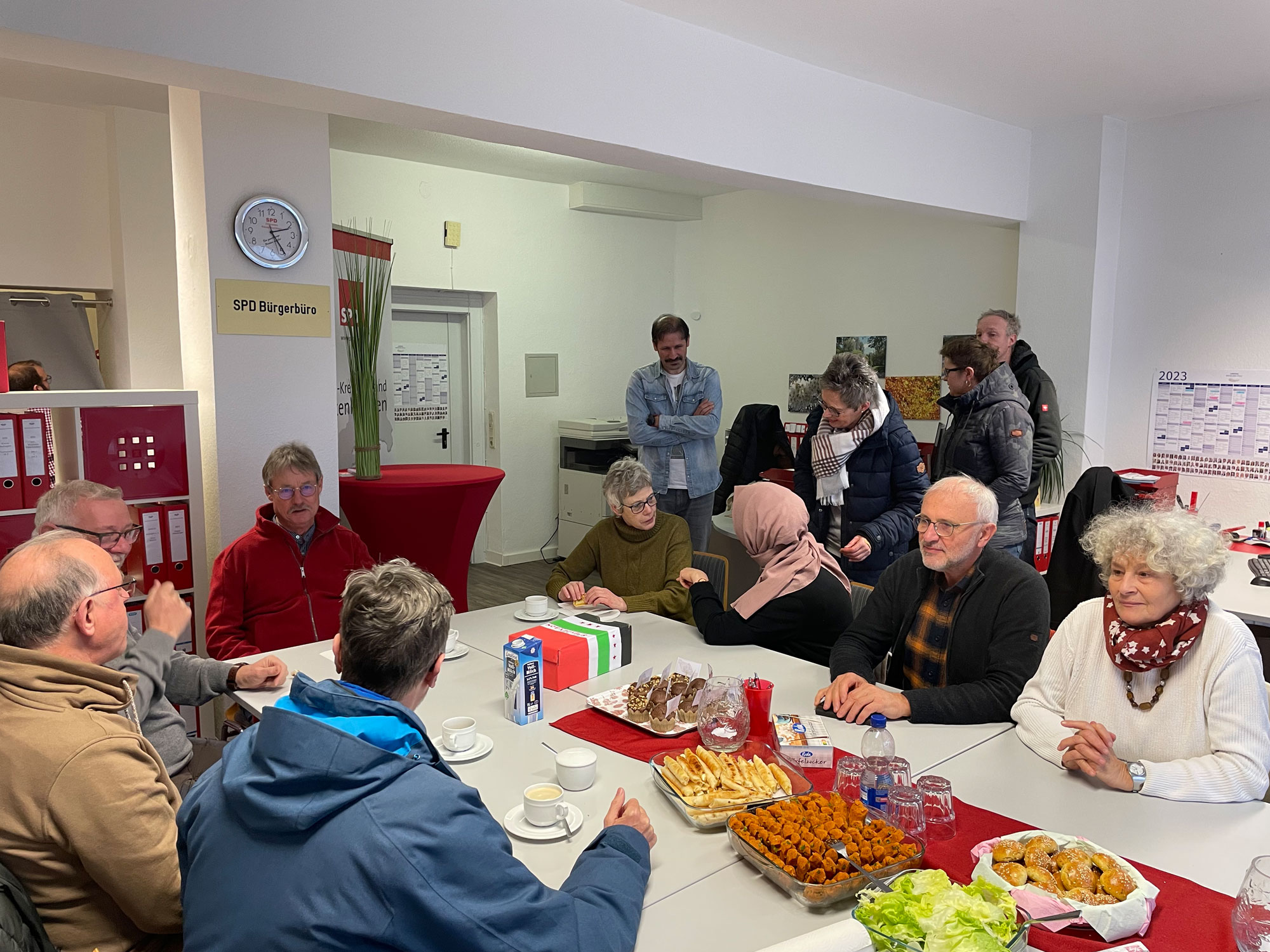 Zwischen 80 und 100 Menschen kamen am Samstag ins Büro der SPD Altenkirchen und spendeten 1.500 Euro für die Erdbebenopfer in der Türkei und in Syrien.