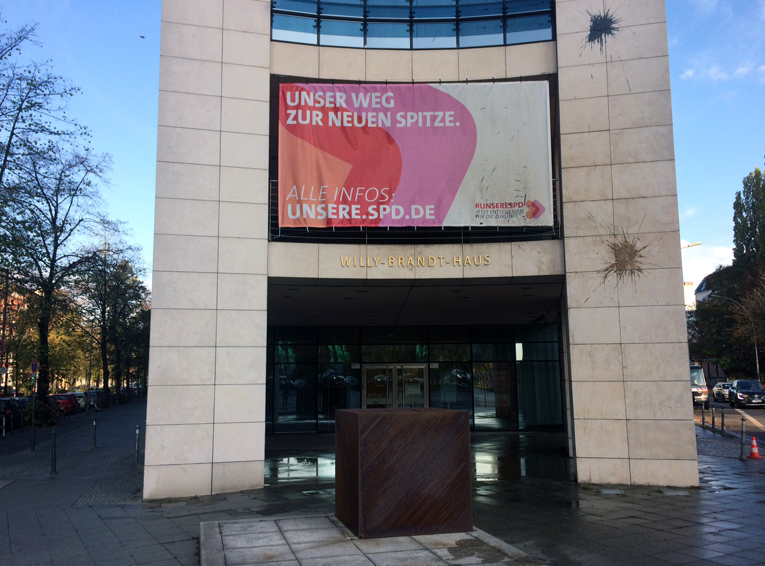 Das Willy-Brandt-Haus in Berlin wurde mit Steinen und Farbe angegriffen.