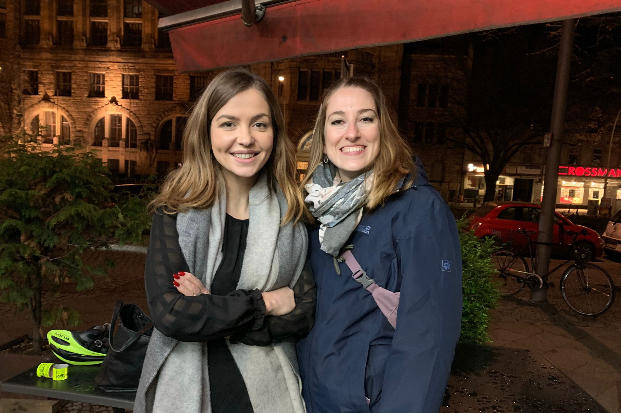 Die beiden Berliner Sozialdemokratinnen Dora Gjura (l.) und Marie Kersten treffen sich einmal pro Woche mit ihren politischen Gästen zum „Döner-Date“.