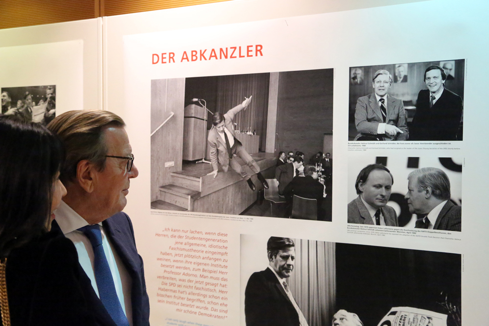 Gerhard Schröder und seine Frau Soyeon Schröder-Kim gehörten zu den ersten Besuchern der Fotoausstellung über Helmut Schmidt.