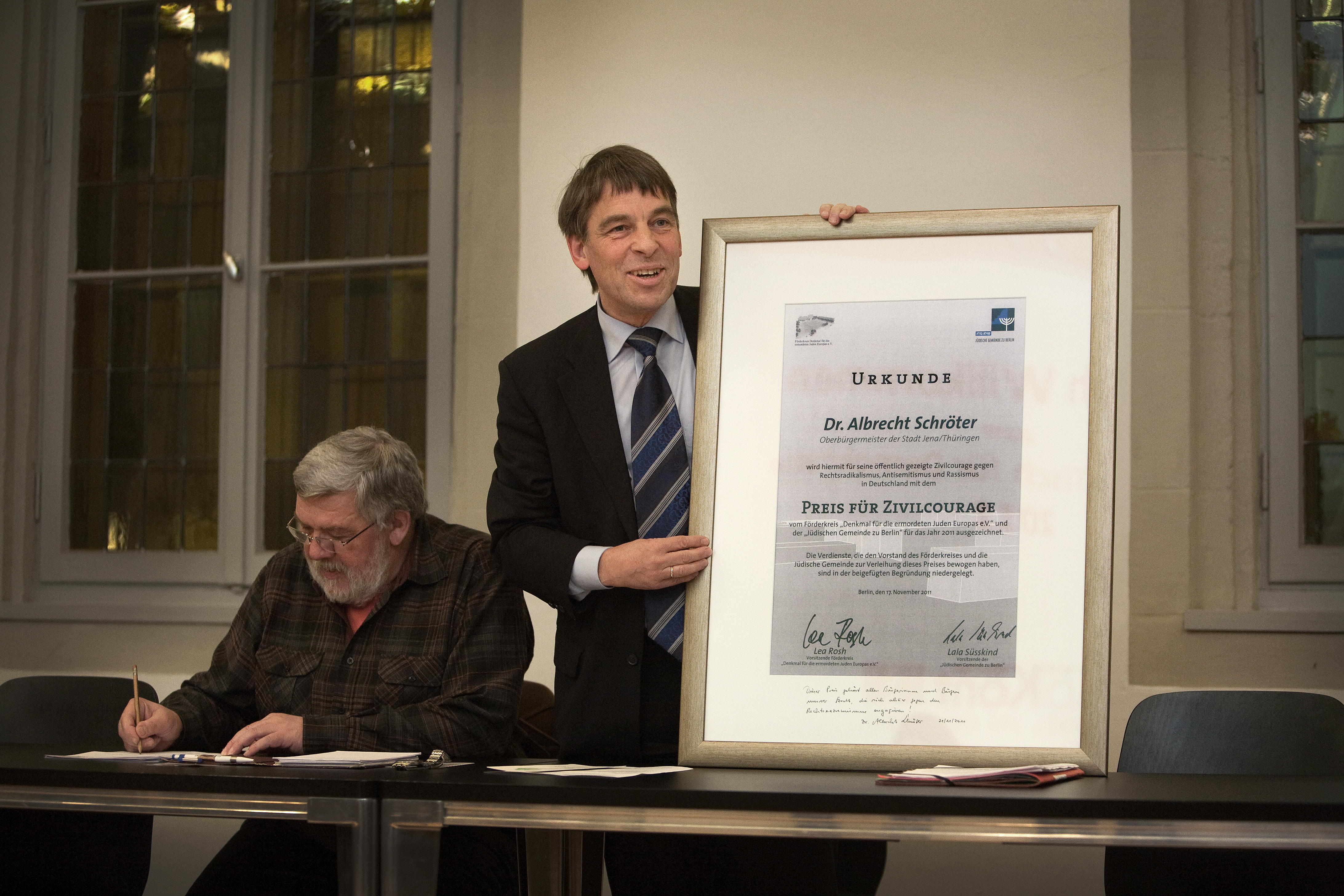 Albrecht Schröter mit dem Preis für Zivilcourage