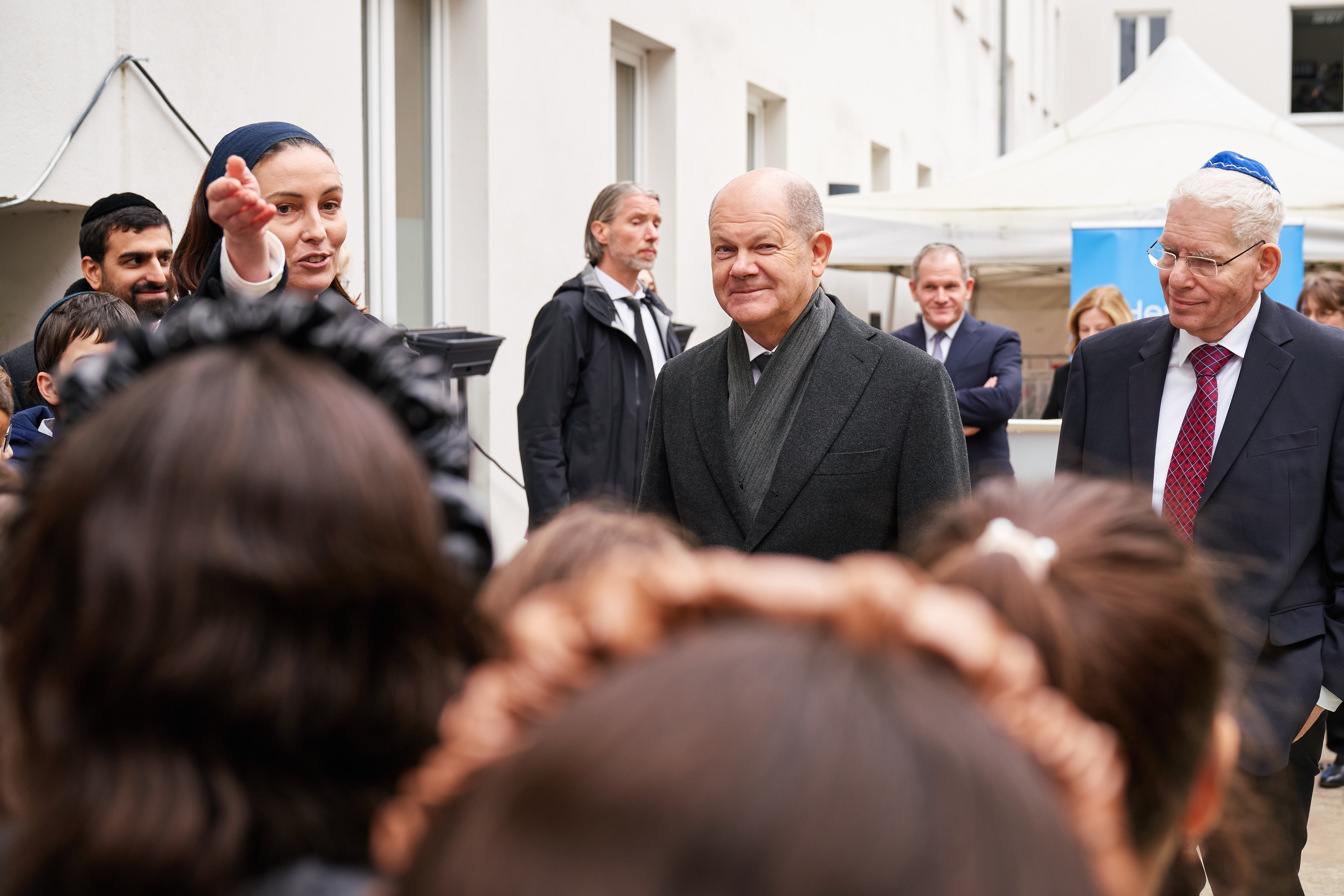 Bundeskanzler Olaf Scholz und Josef Schuster, Präsident des Zentralrates der Juden in Deutschland, bei der Zentralen Gedenkfeier zum 9. November in Berlin.